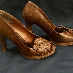Adorable Brown Leather Peep-Toe Heels